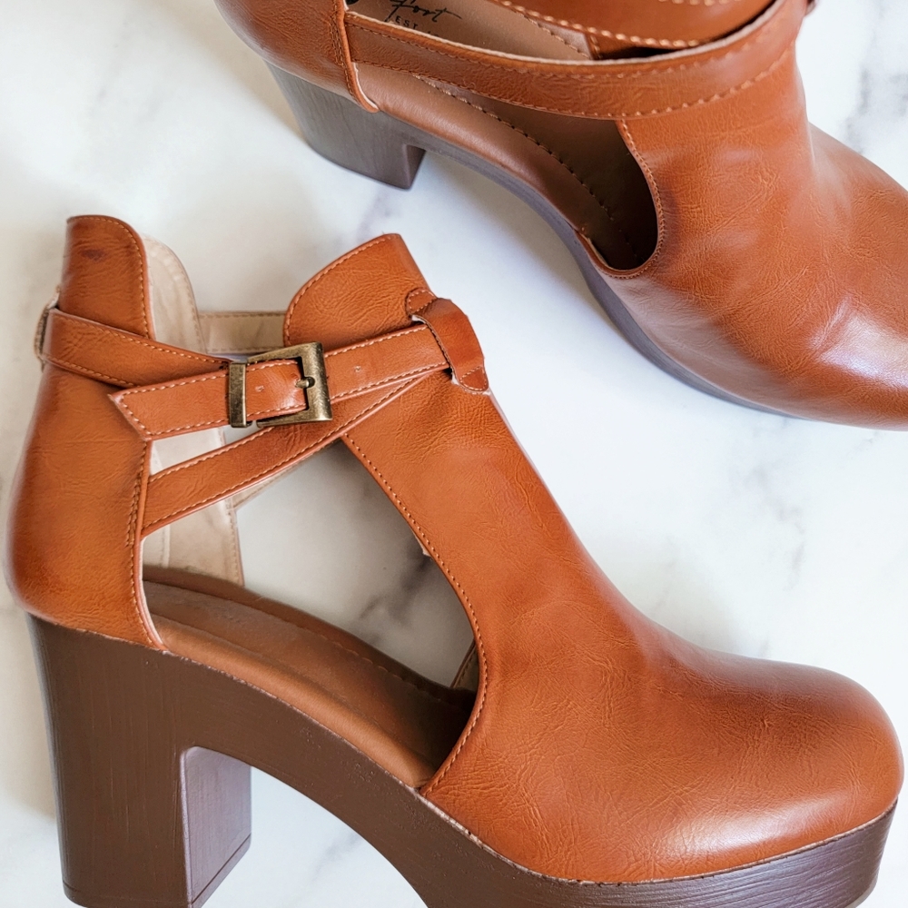 C Comfort est 1946 Size 10 Brown Platform Heels NWOT